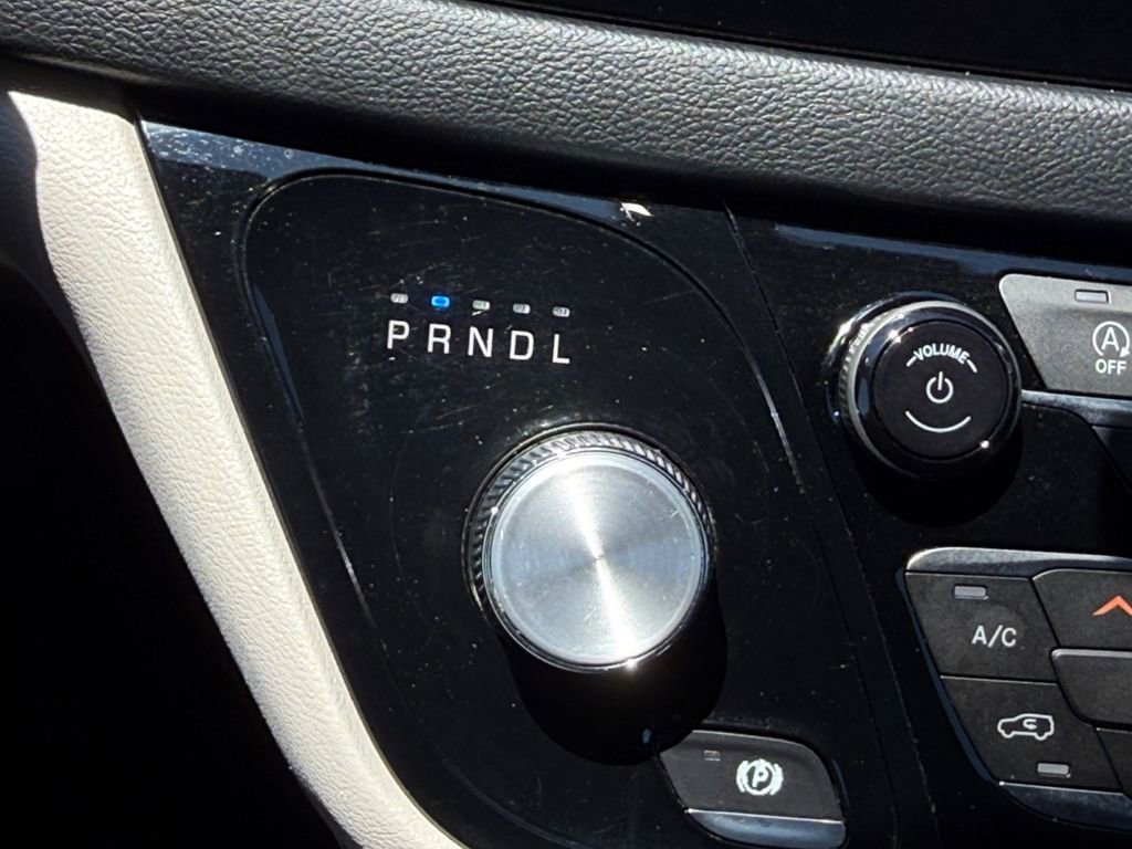 Used 2020 Chrysler Pacifica Touring-L FWD image 17