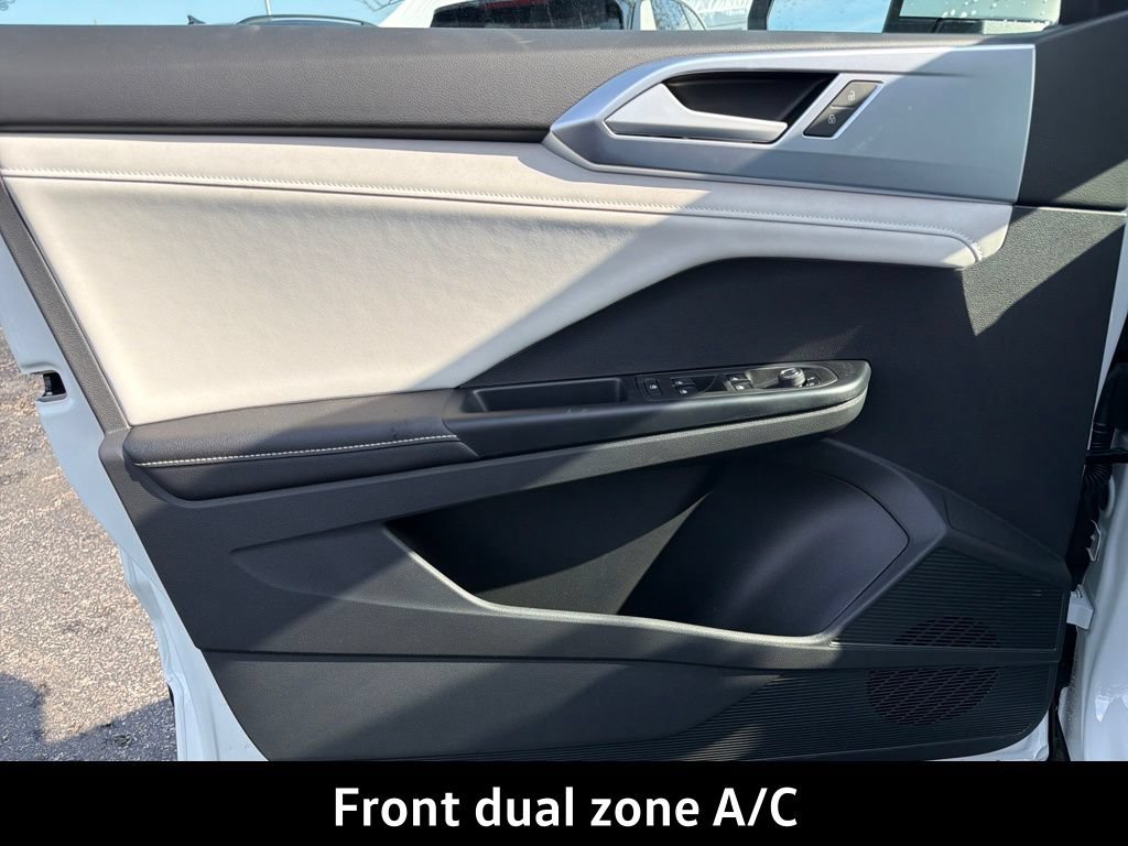 New 2026 Volkswagen Taos SE FWD image 11