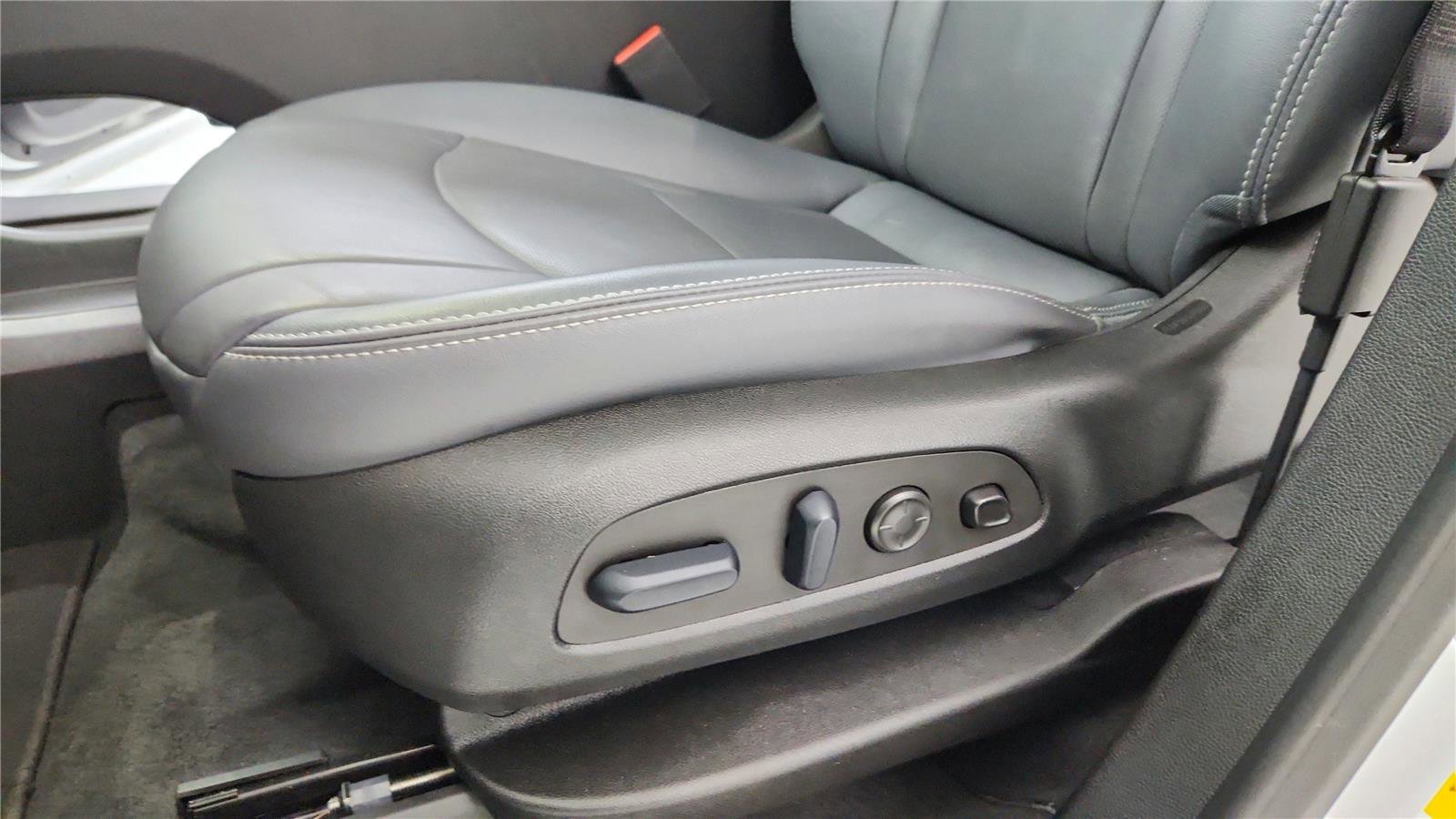 Used 2024 Buick Enclave Premium image 22