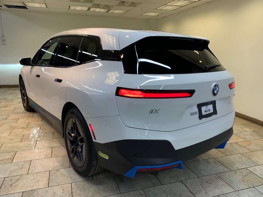 Used 2023 BMW iX xDrive50 w/ Premium Package AWD/4WD image 7
