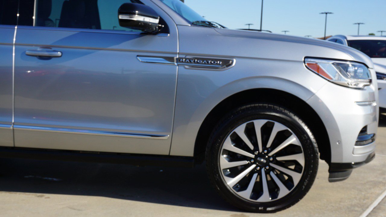 Used 2023 Lincoln Navigator Reserve image 9