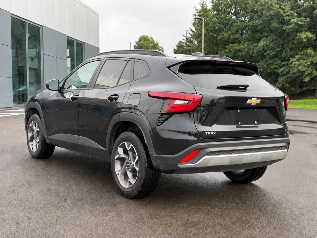 Used 2025 Chevrolet Trax LT FWD image 4