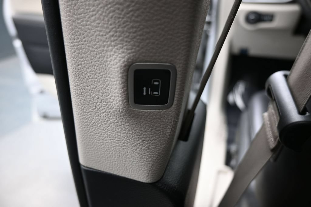 Used 2024 Chrysler Pacifica Touring-L FWD image 15