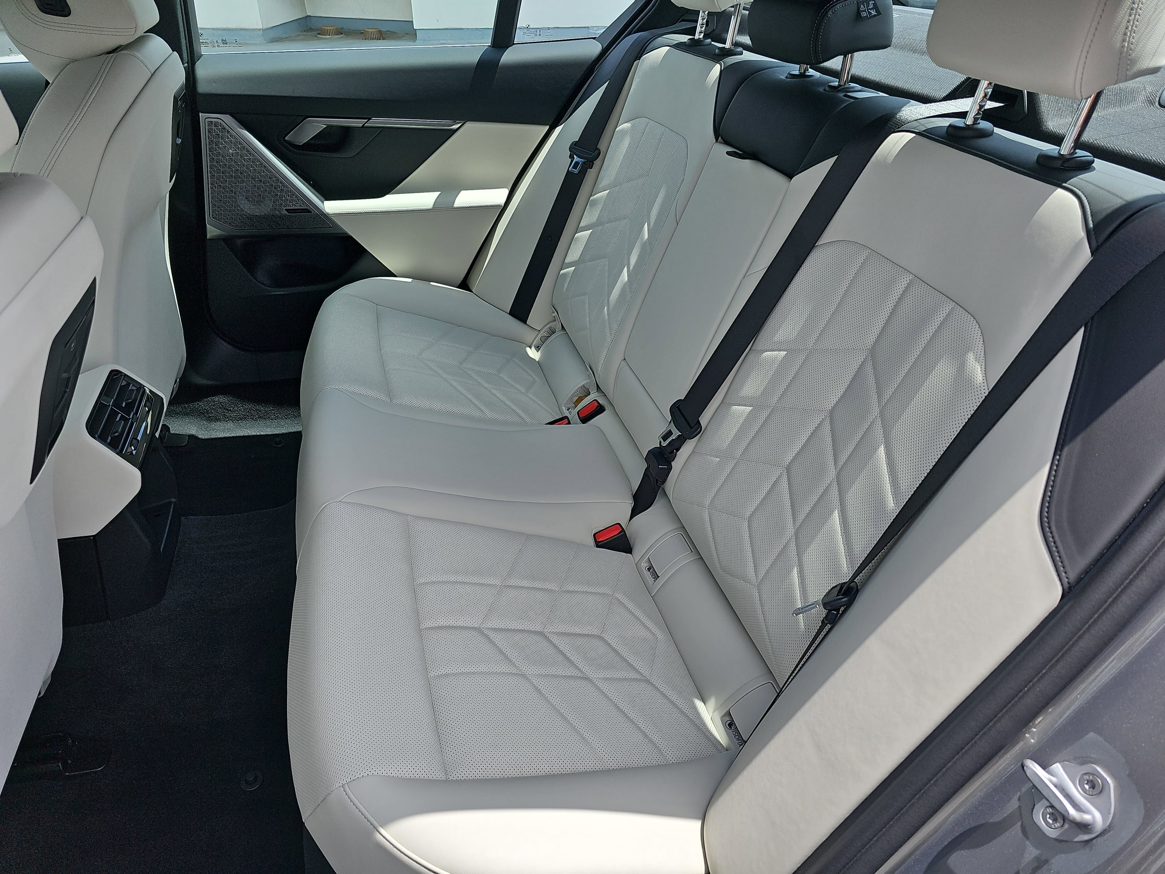 Used 2025 BMW 530i w/ Premium Package RWD image 14