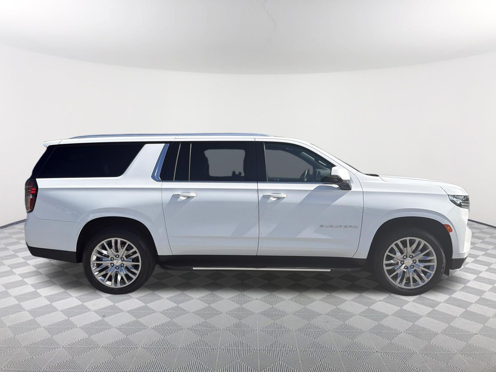 Used 2024 Chevrolet Suburban LT w/ Luxury Package AWD/4WD image 5