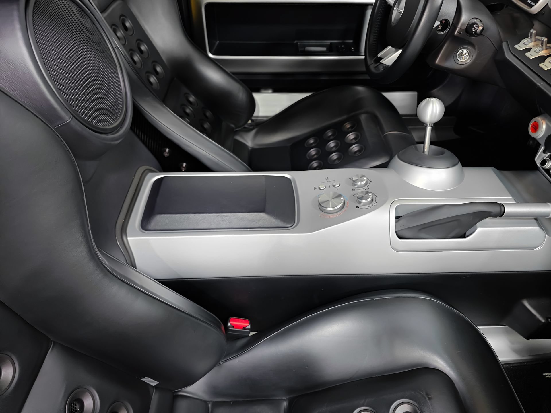 Used 2005 Ford GT RWD image 22