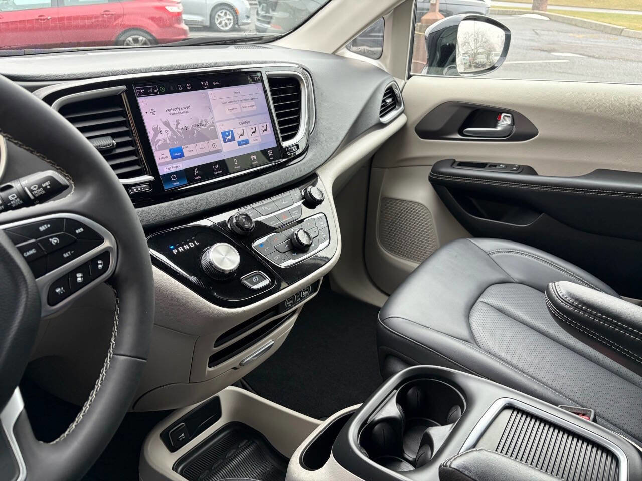 Used 2024 Chrysler Pacifica Touring-L image 32