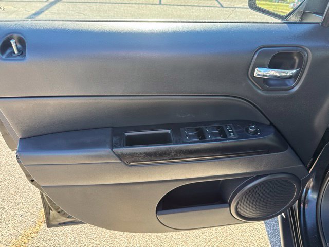 Used 2016 Jeep Patriot Latitude AWD/4WD image 14