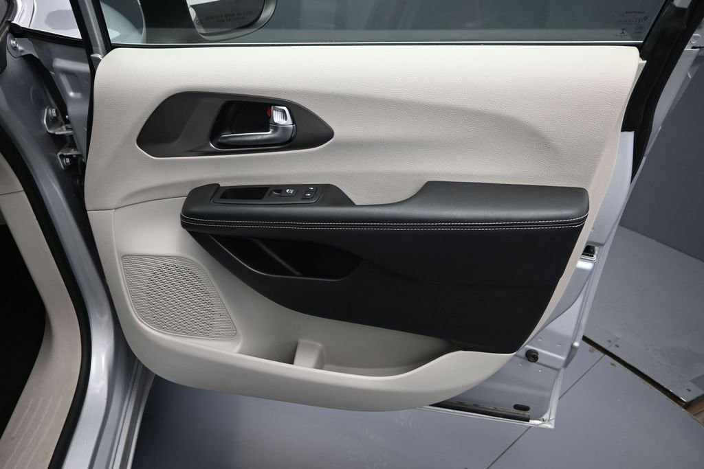 Used 2023 Chrysler Pacifica Touring-L FWD image 36