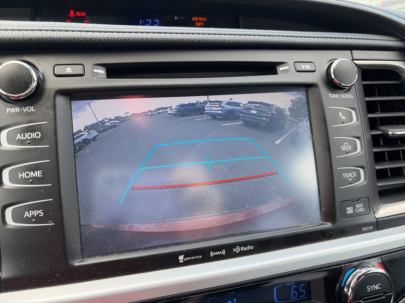 Used 2018 Toyota Highlander SE image 19