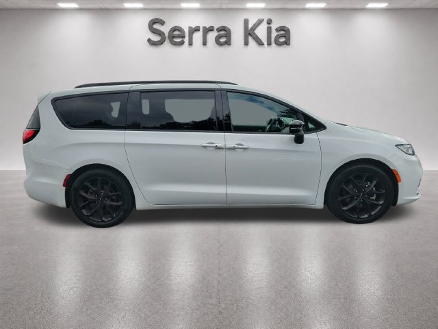 Used 2025 Chrysler Pacifica Limited FWD image 6