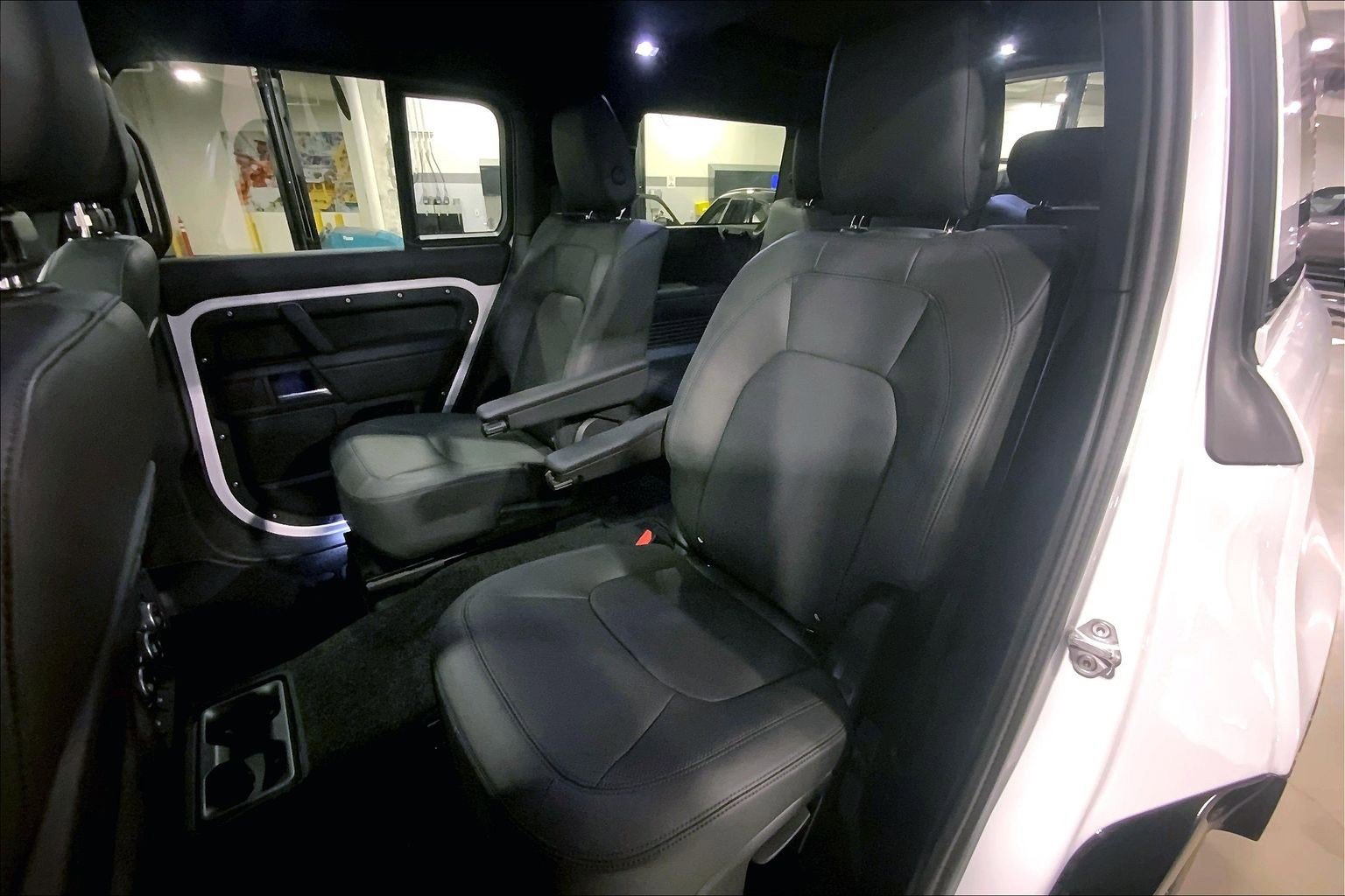 Used 2025 Land Rover Defender 130 X-Dynamic SE image 20