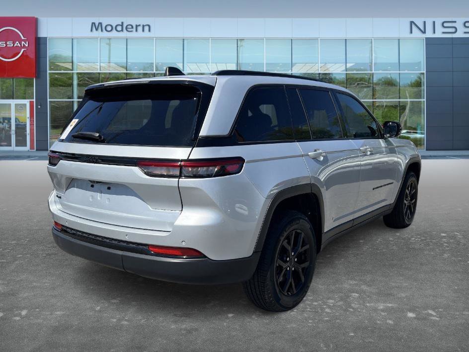 Used 2024 Jeep Grand Cherokee Altitude AWD/4WD image 5