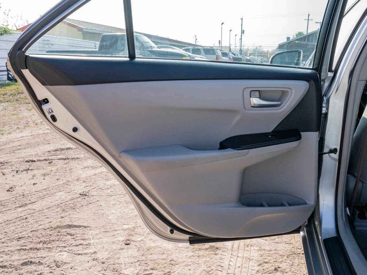 Used 2017 Toyota Camry LE image 11