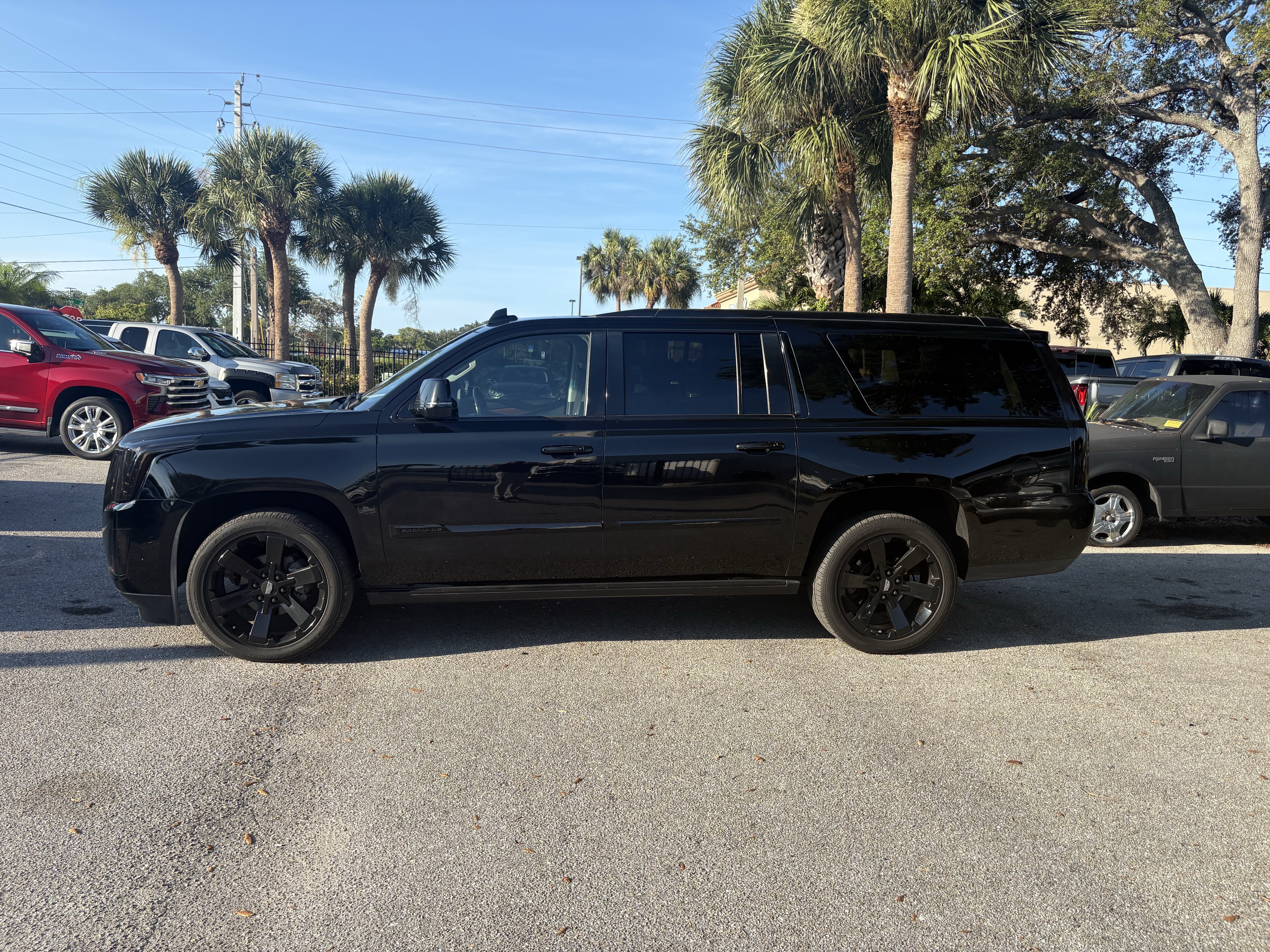 Used 2019 Cadillac Escalade ESV Premium Luxury AWD/4WD image 4
