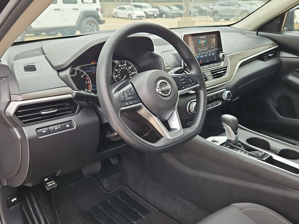 Used 2025 Nissan Altima 2.5 SV FWD image 15