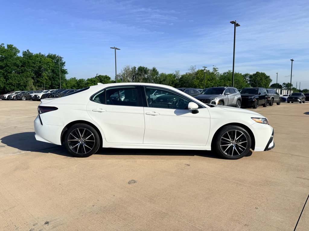 Used 2022 Toyota Camry SE FWD image 5