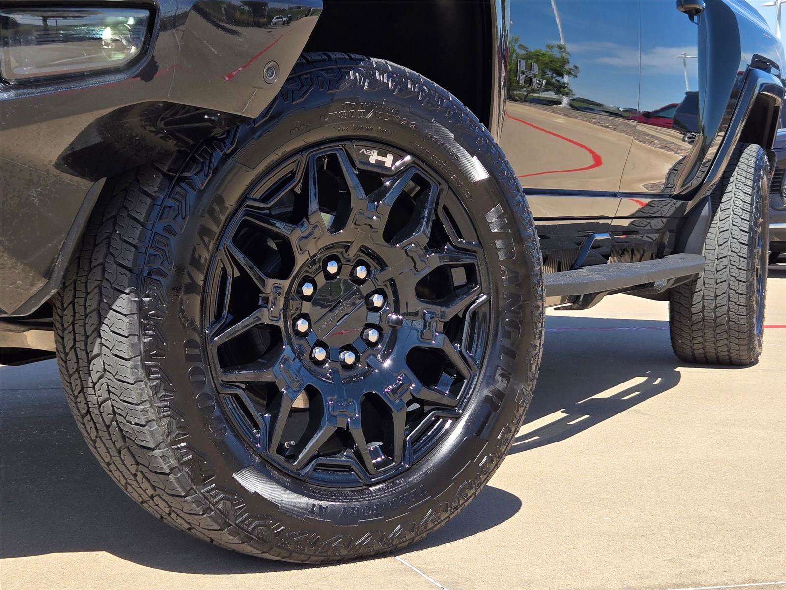 Used 2025 GMC Hummer EV 3X w/ LPO, Dark Essentials Package image 6