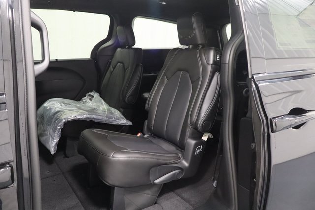New 2026 Chrysler Pacifica Select image 11