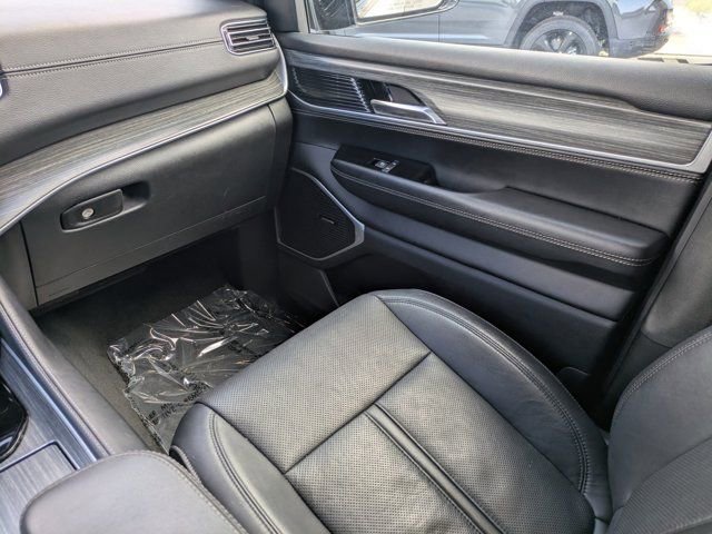 Used 2024 Jeep Wagoneer Series II w/ Flexible Seating Group image 14