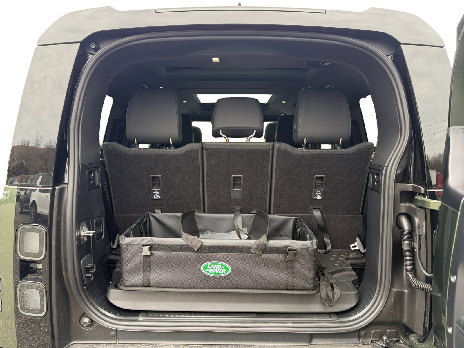 New 2026 Land Rover Defender 130 X-Dynamic SE image 24