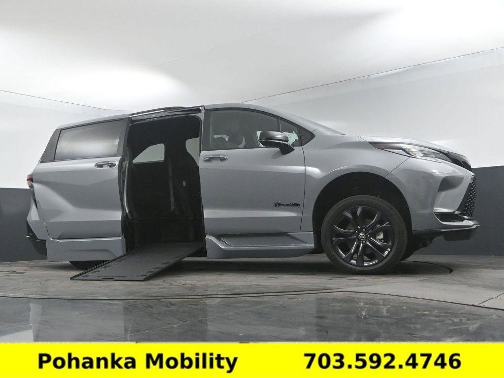 Used 2025 Toyota Sienna XSE image 11