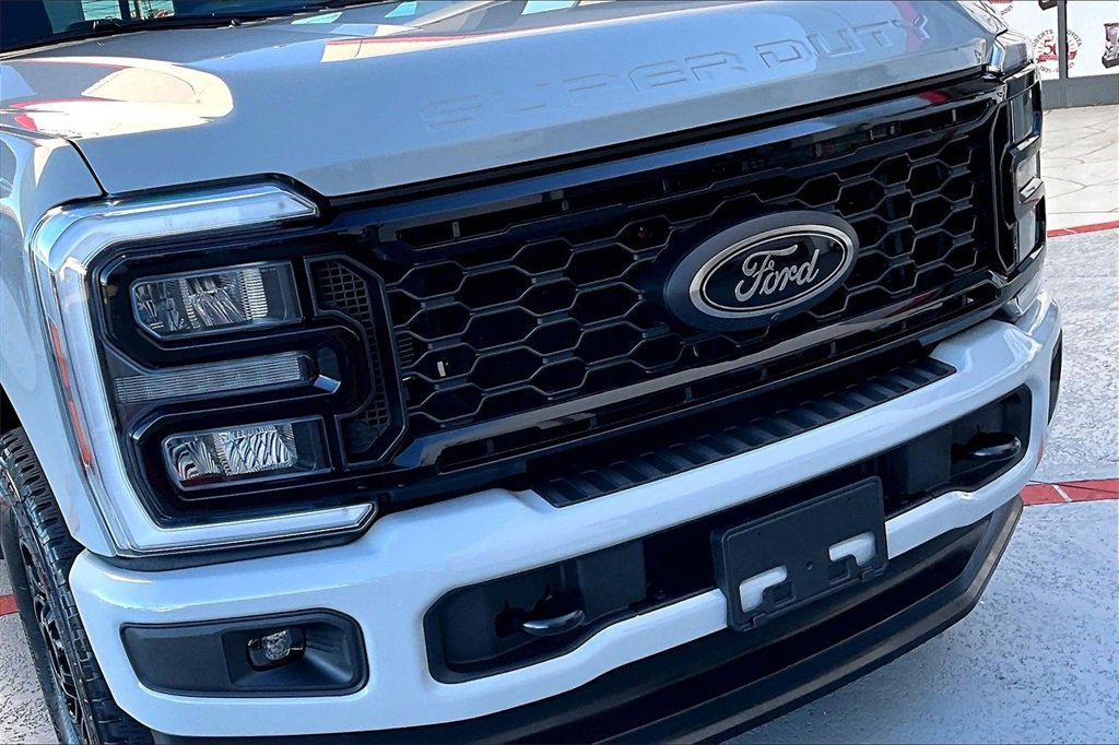 Used 2025 Ford F250 Lariat w/ Black Appearance Package image 33