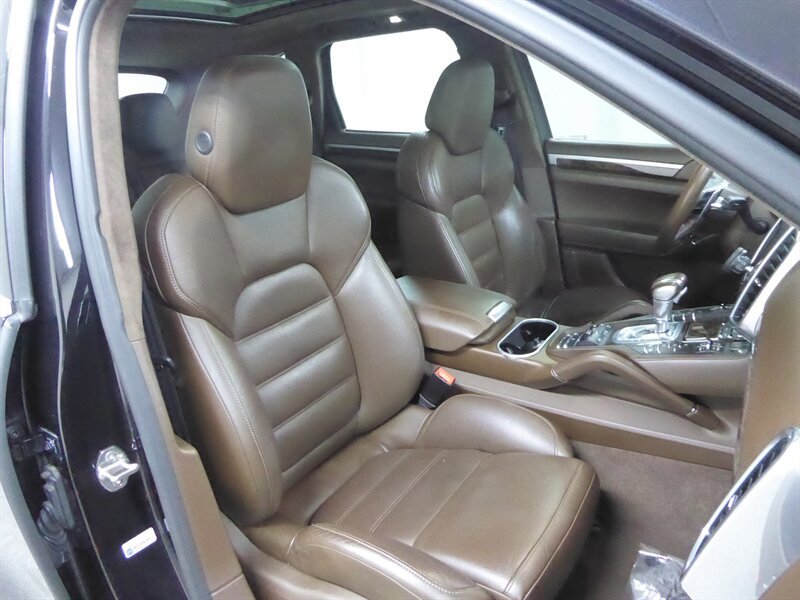 Used 2015 Porsche Cayenne Turbo image 24