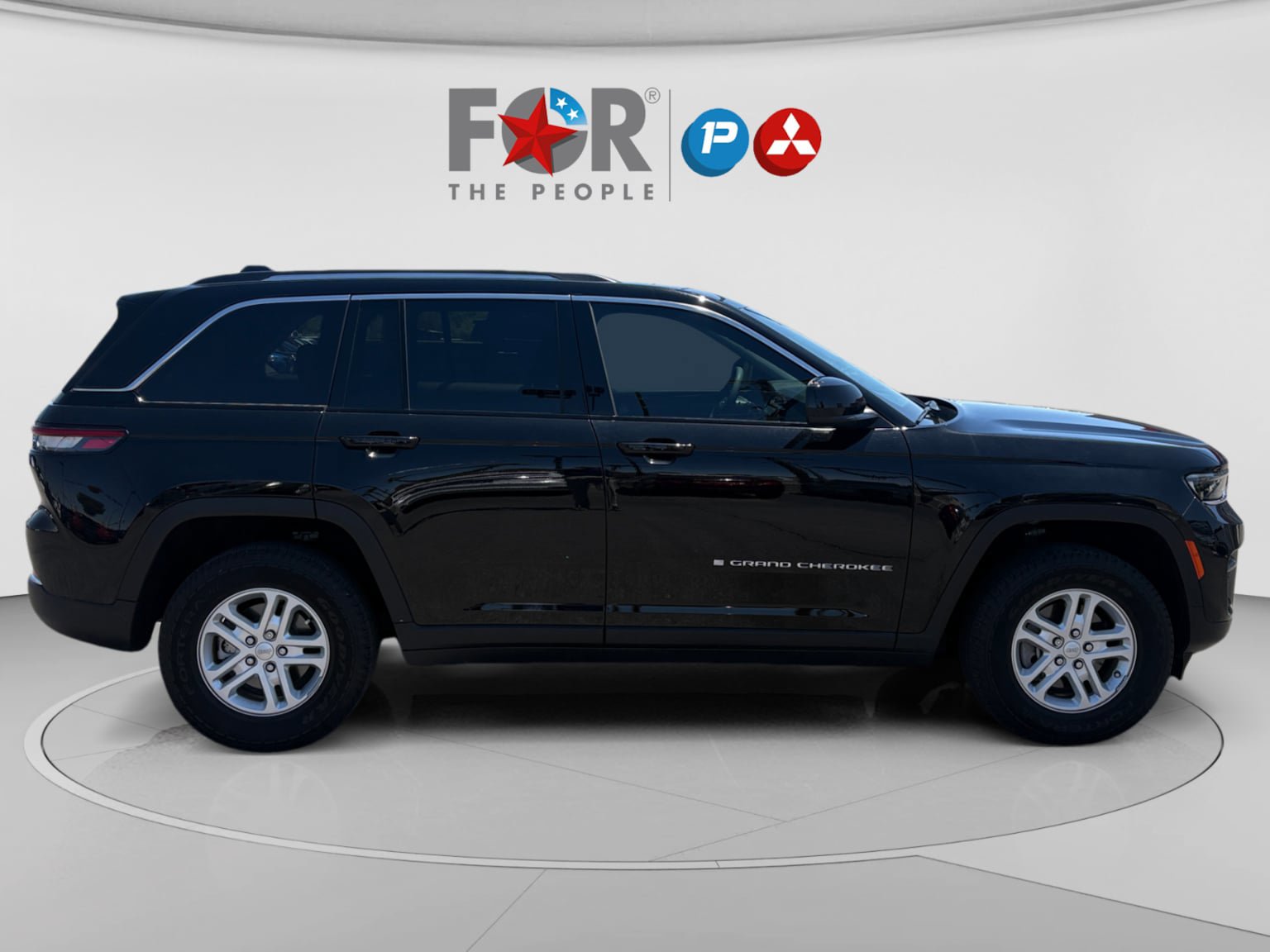 Used 2023 Jeep Grand Cherokee Laredo RWD image 7