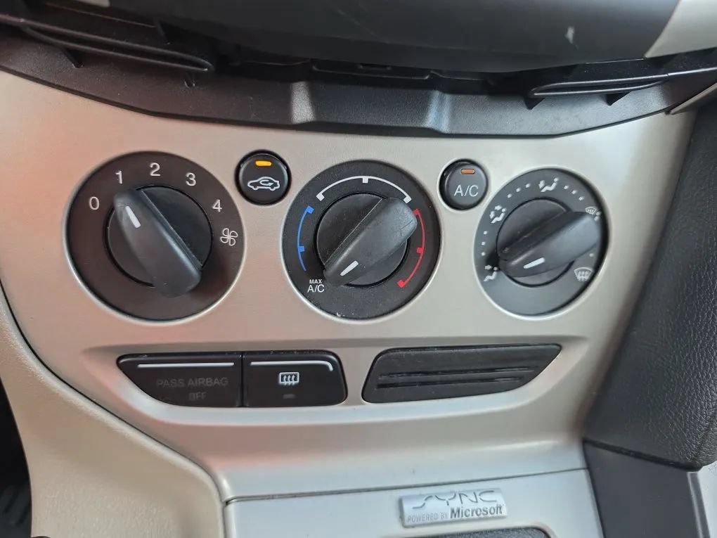 Used 2014 Ford Focus SE w/ SE Winter Package FWD image 27