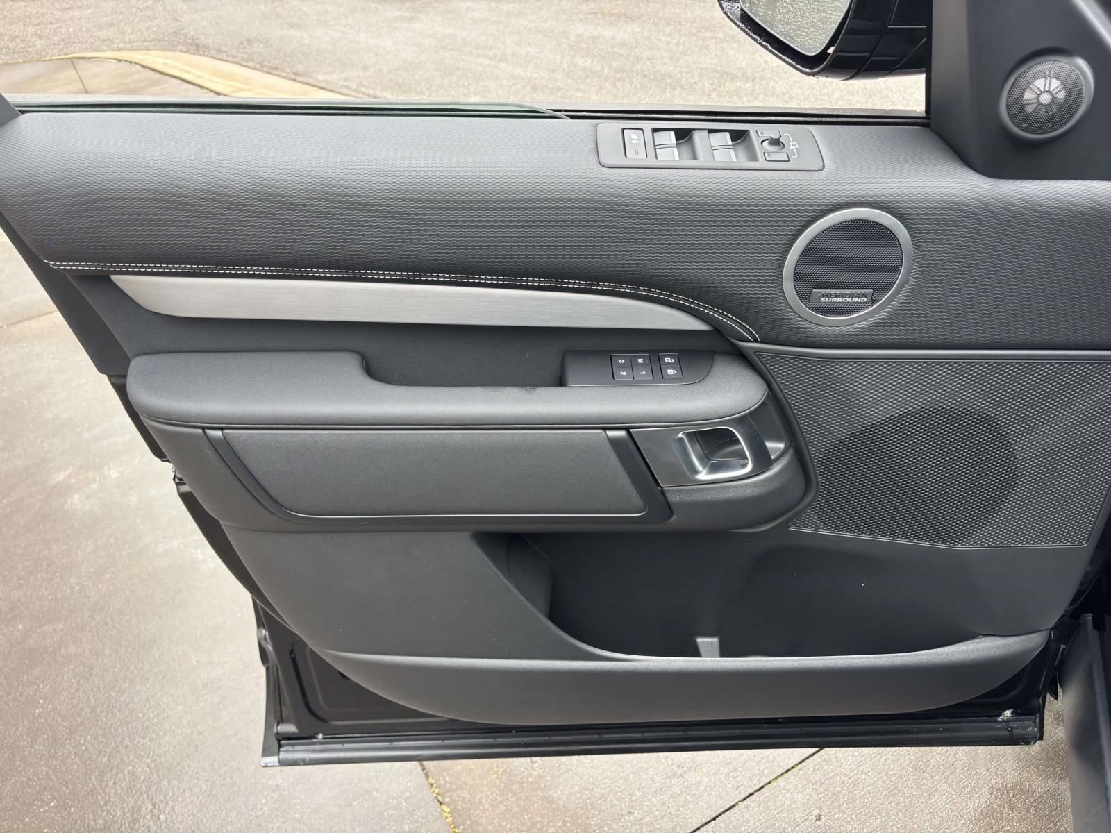 New 2026 Land Rover Discovery Dynamic SE image 11