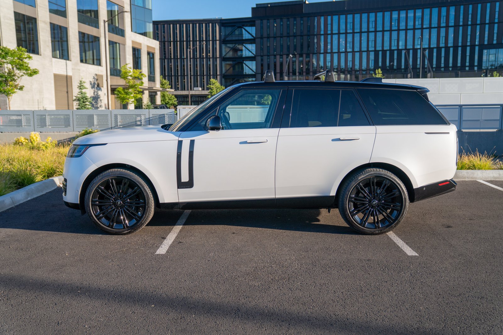 Used 2023 Land Rover Range Rover Autobiography AWD/4WD image 2