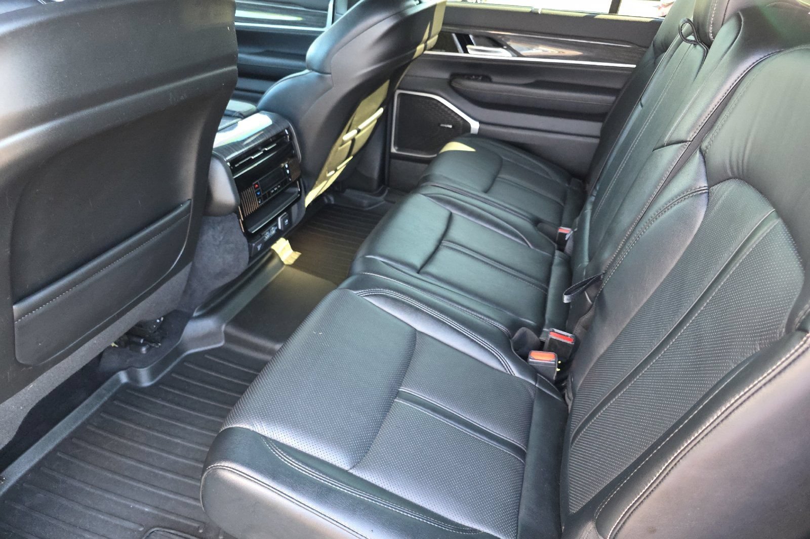 Used 2022 Jeep Wagoneer Series III w/ Convenience Group I AWD/4WD image 12