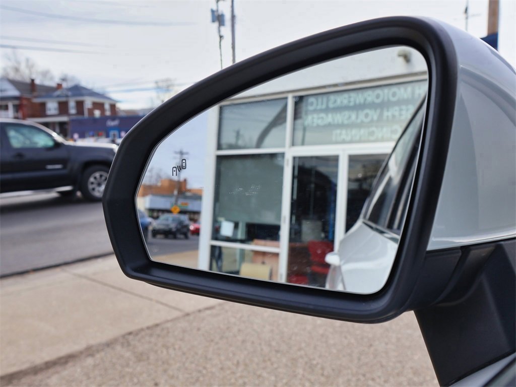 Certified 2025 Volkswagen Taos SE w/ Panoramic Sunroof Package image 27