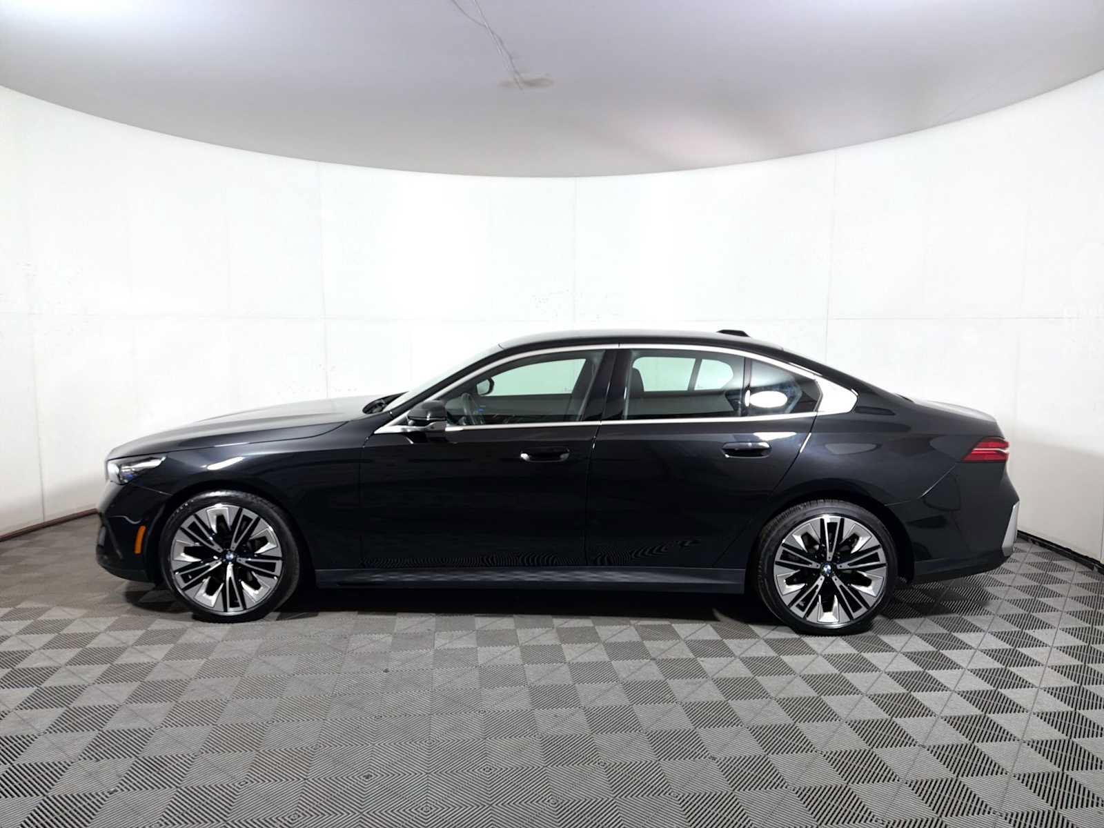 Used 2024 BMW 530i xDrive w/ Premium Package AWD/4WD image 4