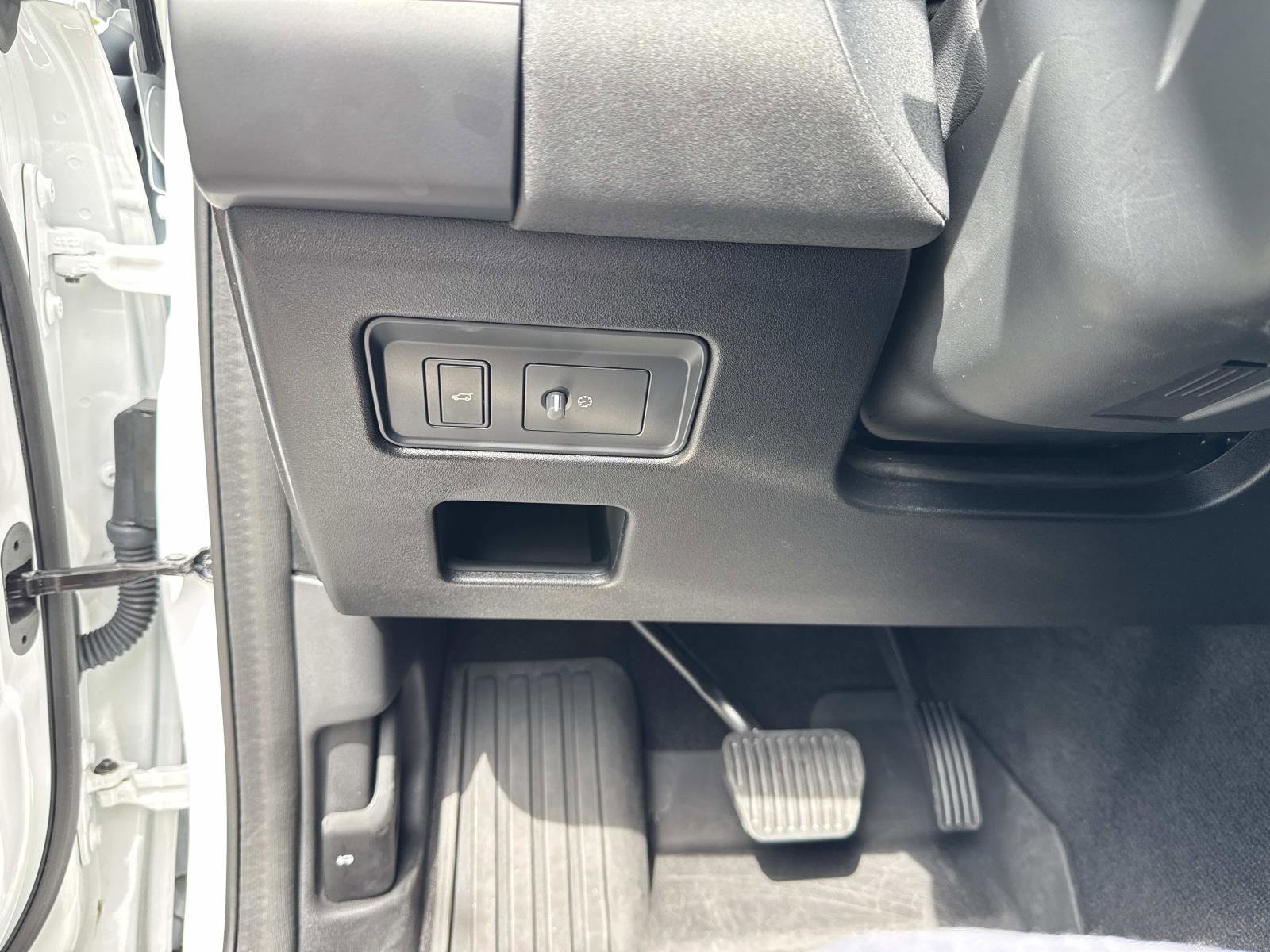 Certified 2025 Land Rover Discovery S image 33