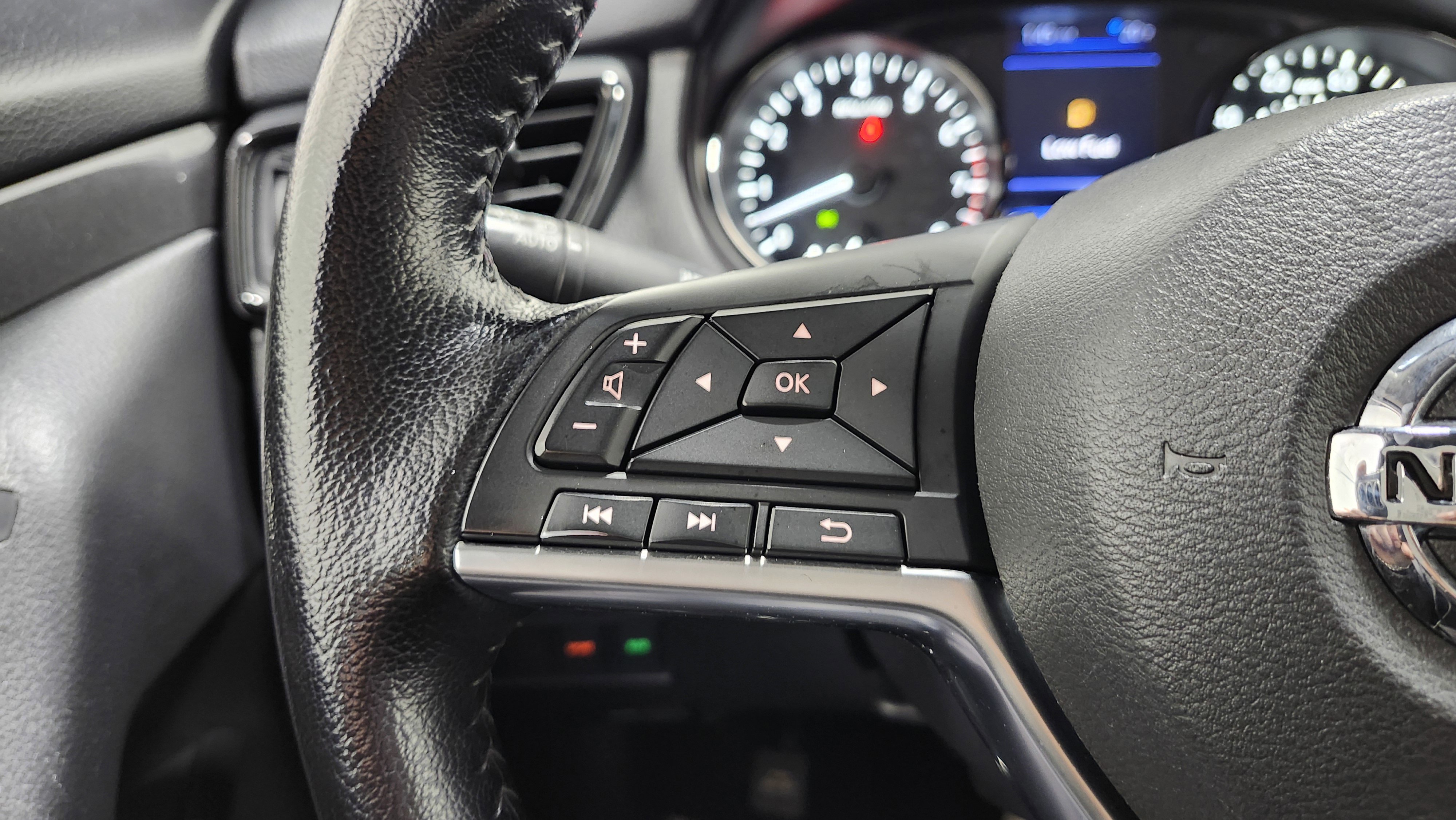 Used 2020 Nissan Rogue SV image 35