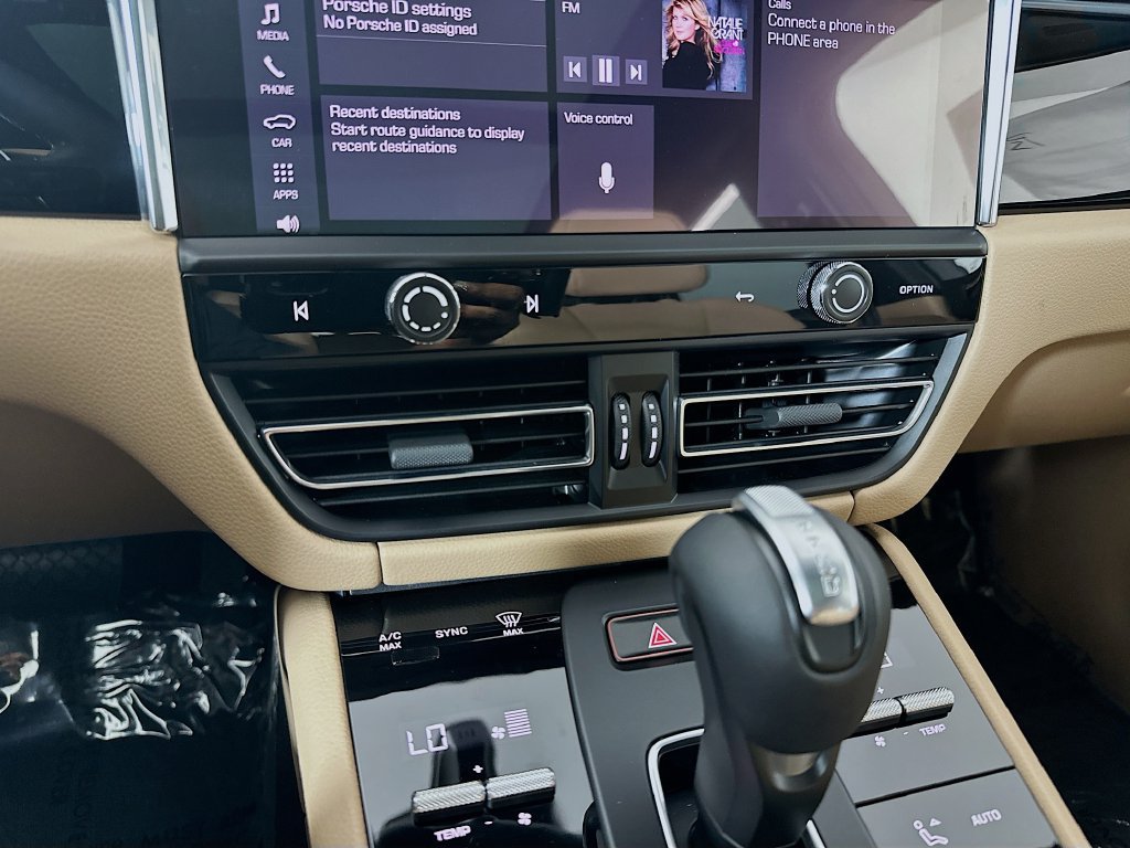 Certified 2026 Porsche Macan AWD/4WD image 18