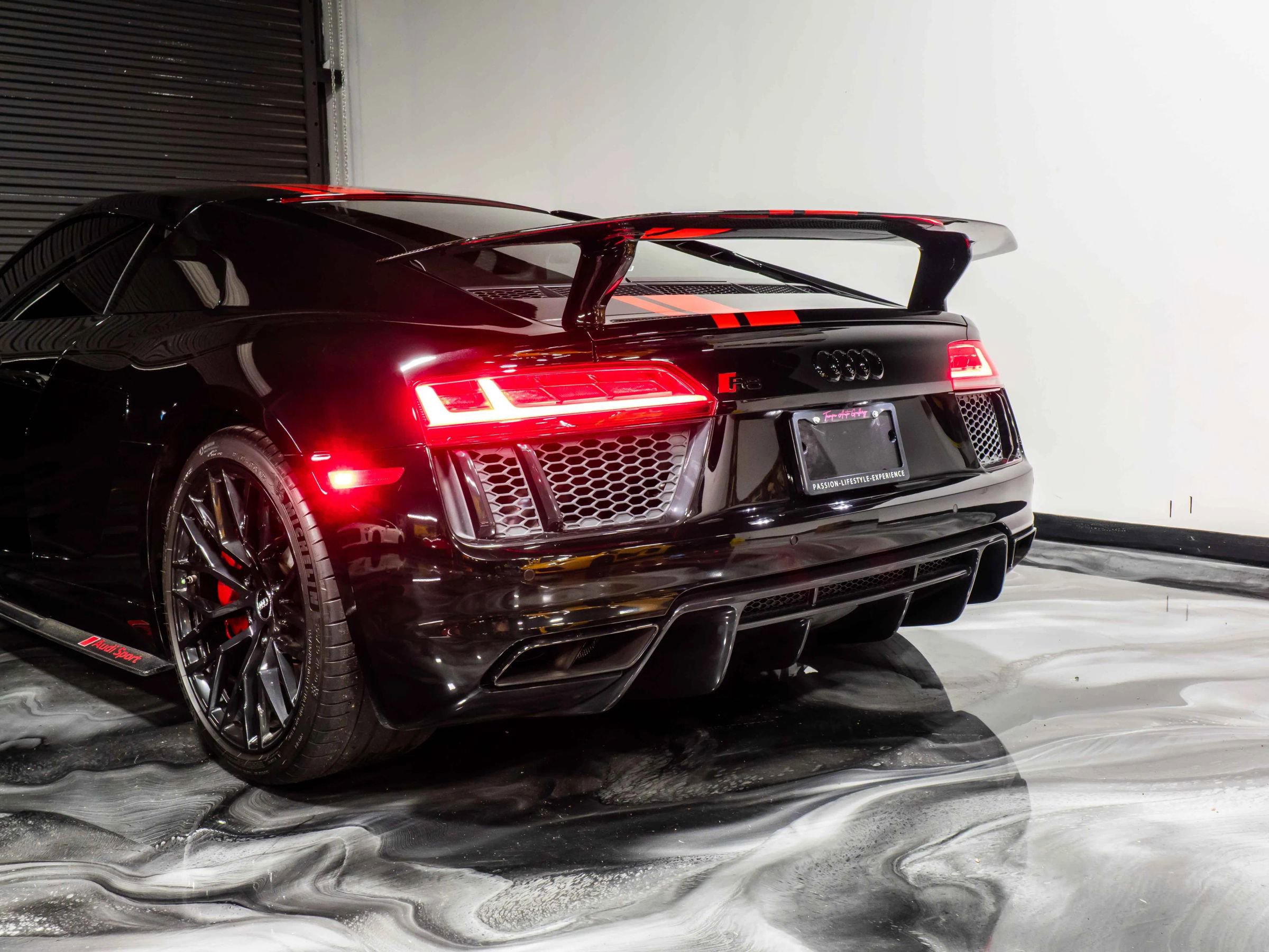 Used 2018 Audi R8 V10 w/ Premium Package image 10