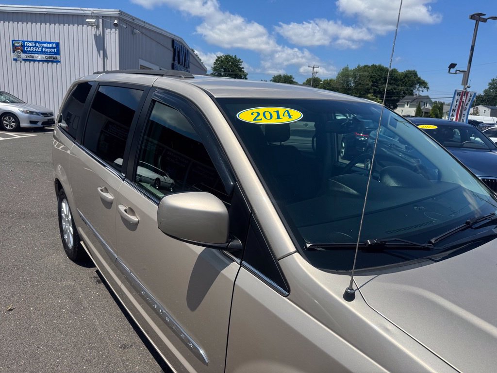 Used 2014 Chrysler Town & Country Touring FWD image 11