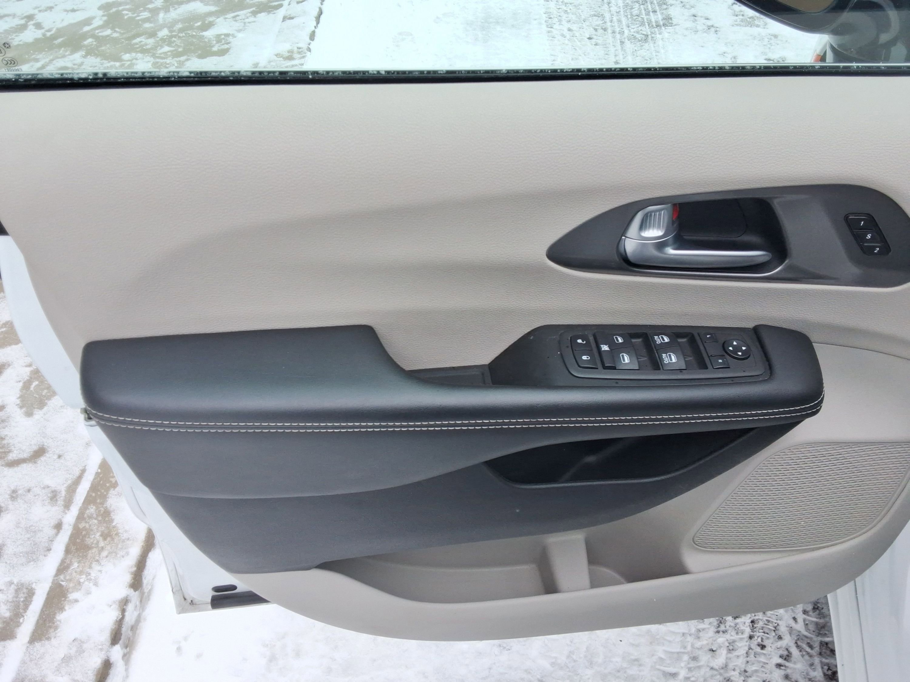 Used 2024 Chrysler Pacifica Touring-L image 21