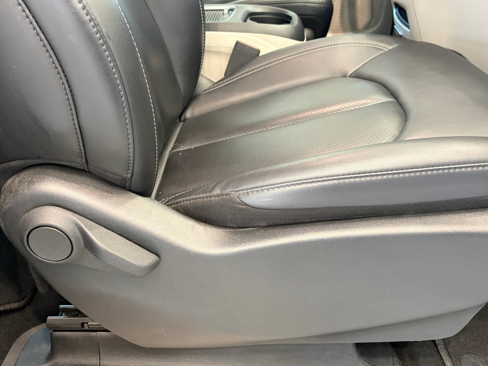 Used 2024 Chrysler Pacifica Limited FWD image 32