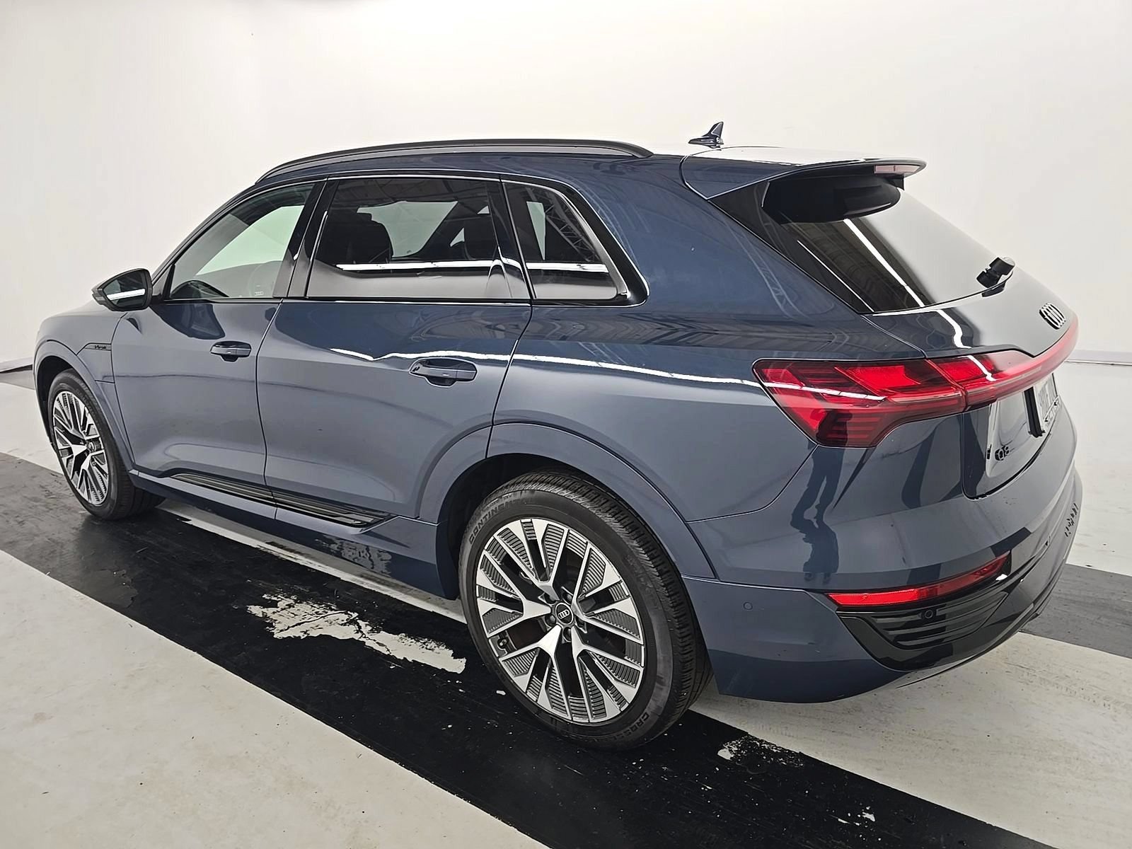 Used 2024 Audi Q8 e-tron Prestige w/ Prestige Package AWD/4WD image 4