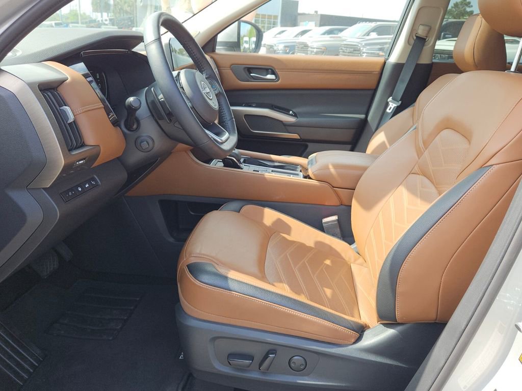 Used 2025 Nissan Pathfinder Platinum w/ Black Appearance Package image 10