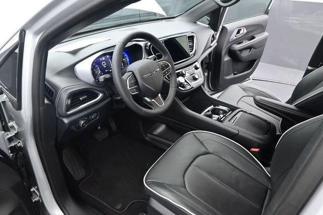 Used 2026 Chrysler Pacifica Limited FWD image 5