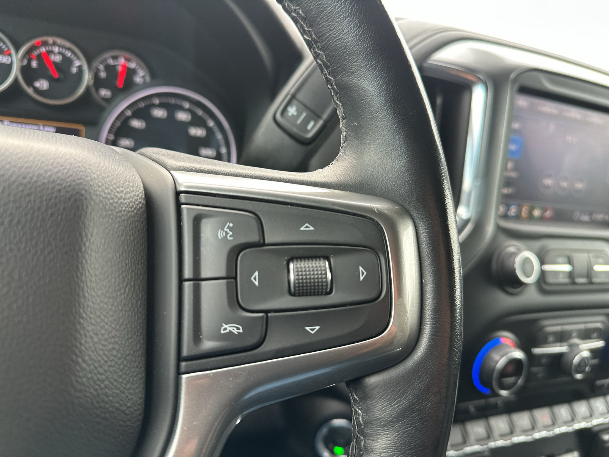 Used 2020 Chevrolet Silverado 1500 LT Trail Boss w/ Midnight Edition AWD/4WD image 27