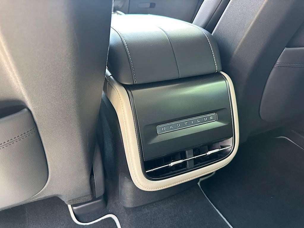 Used 2025 Lincoln Nautilus Premier AWD/4WD image 18