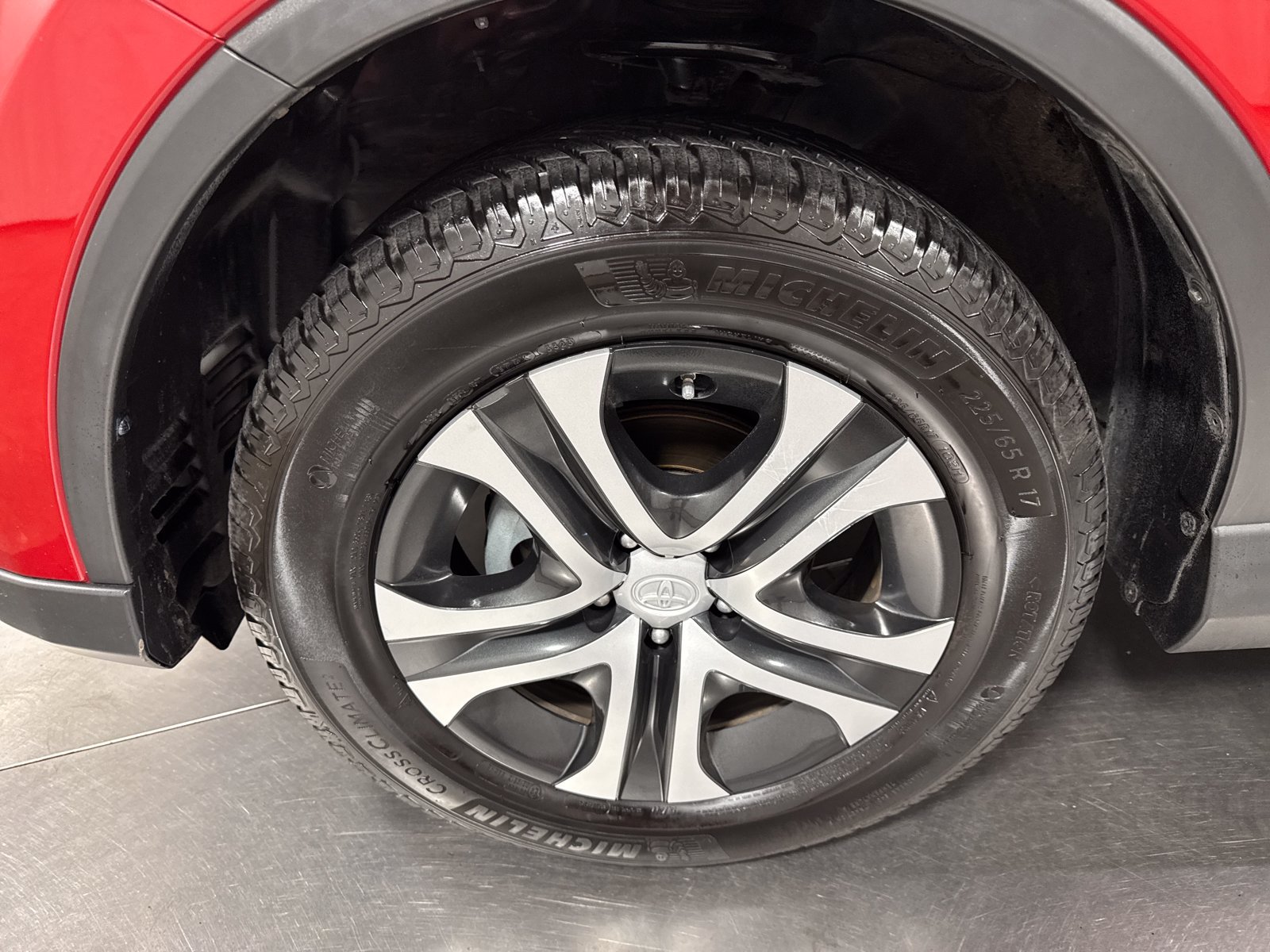 Used 2016 Toyota RAV4 LE AWD/4WD image 2