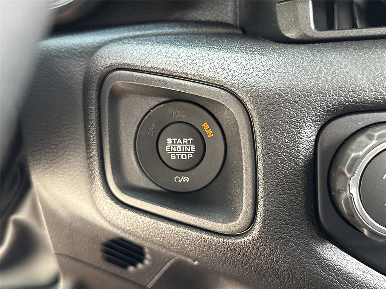 New 2025 Jeep Gladiator Sport image 9