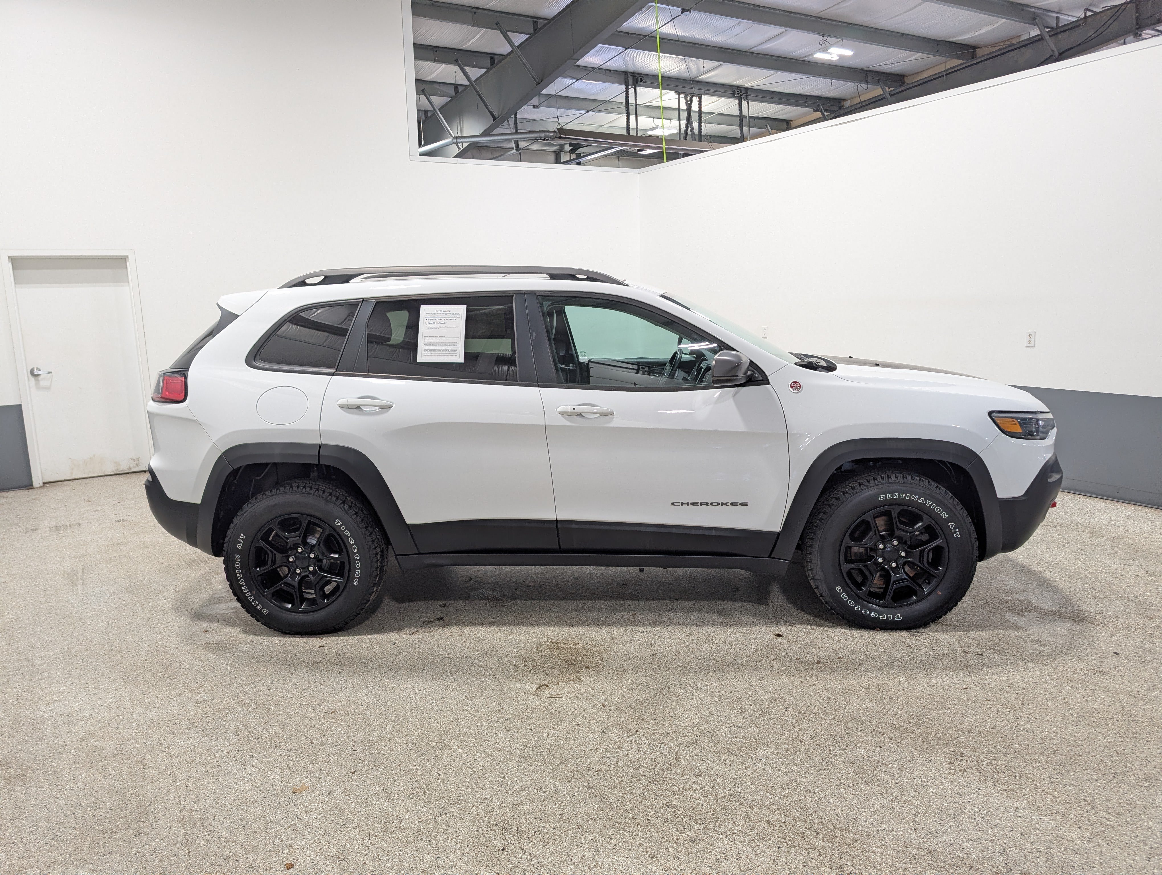 Used 2020 Jeep Cherokee Trailhawk w/ Comfort/Convenience Group AWD/4WD image 2